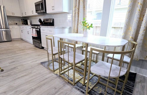 Southeast Houston House | FREE NIGHT! Sleeps 16, Private Pool, Hot Tub