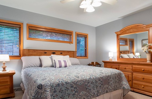 Wautoma Cabin | Free nite w/wknd offseason lakefront hottub fireplace kayak paddleboard boatpier