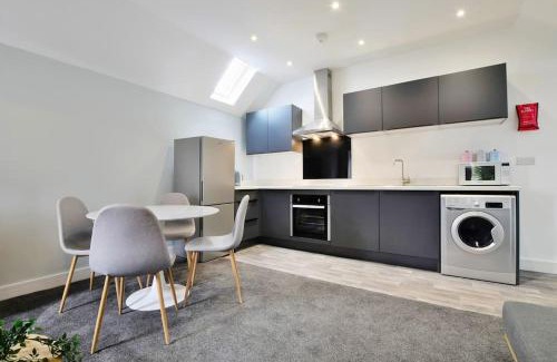 Salford Apartment | FREE PARKING - 1 BR Salford Royal sleeps 4