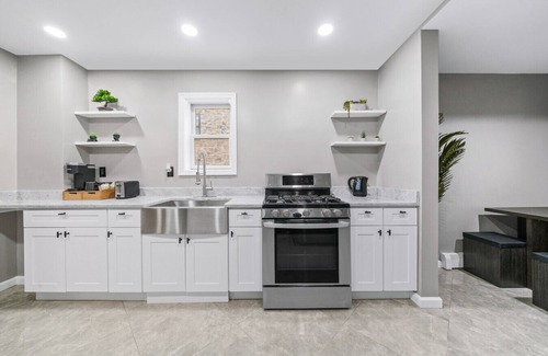 Bayonne Apartment | Free Parking | 1 min NYC Train| Sleeps 12