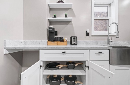 Bayonne Apartment | Free Parking | 1 min NYC Train| Sleeps 12