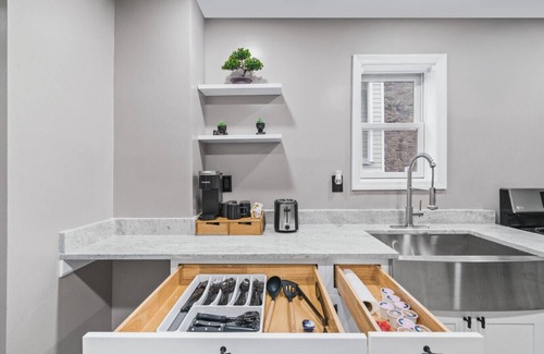 Bayonne Apartment | Free Parking | 1 min NYC Train| Sleeps 12