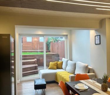 Bedford House | Free Parking 11 Guests Family&Contractors Bedford