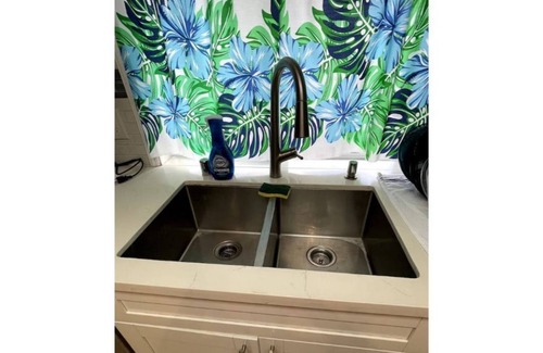 Kalihi Valley Apartment | free Parking! 2 rooms private bath with Aloha