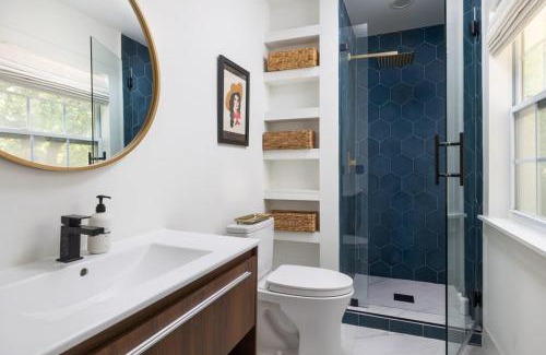 Central East Austin House | Free Parking 3br East Side - Red Door by Portoro