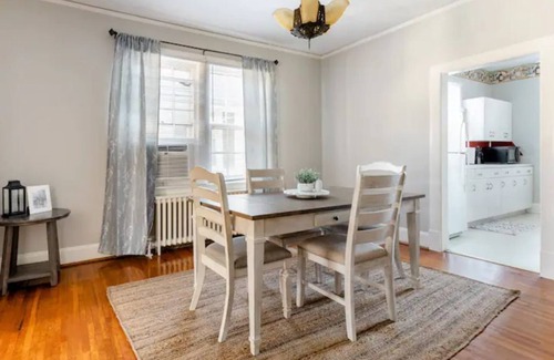 Danville House | FREE Parking! 5★ Amenities! 1 Gig WIFI! DOWNTOWN!