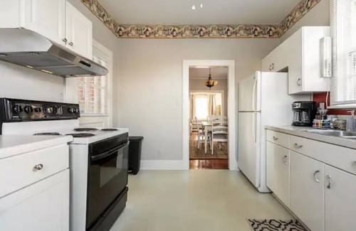 Danville House | FREE Parking! 5★ Amenities! 1 Gig WIFI! DOWNTOWN!