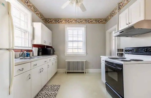 Danville House | FREE Parking! 5★ Amenities! 1 Gig WIFI! DOWNTOWN!