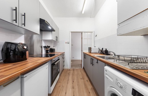 Seven Kings Apartment | FREE parking ALL- INCLUSIVE 1 BDR Flat FREE Netflix & WiFi