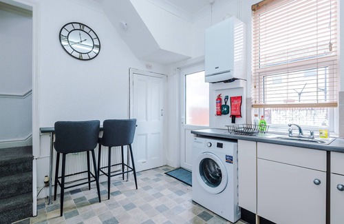 Preston House | Free Parking | Ashton Park Stay