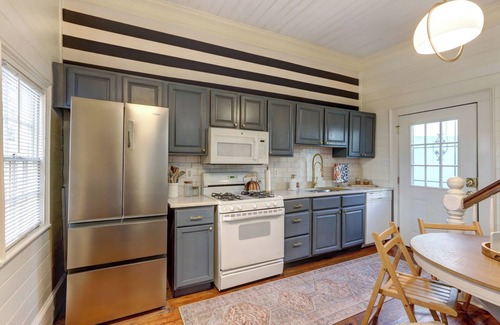 Beach Institute House | FREE PARKING at this historical home in the heart of downtown & outdoor patio.