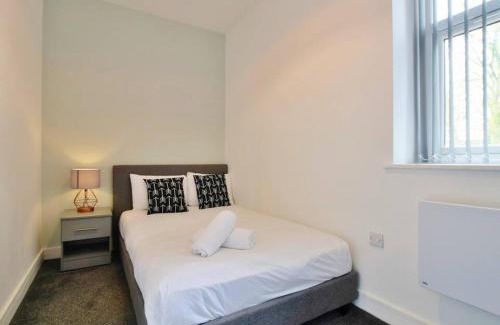 Salford Apartment | FREE PARKING - Charming 2-BR Flat near Salford Royal