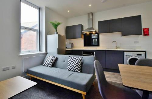 Salford Apartment | FREE PARKING - Charming 2-BR Flat near Salford Royal