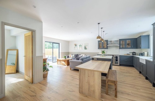 Redlynch House | |Free Parking|Chic|4BR|2.5Bath|Woodland Retreat|
