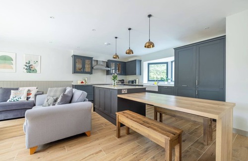 Redlynch House | |Free Parking|Chic|4BR|2.5Bath|Woodland Retreat|