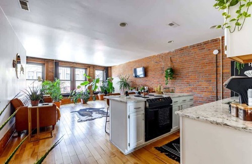 Italian Village Apartment | Free Parking – CLEAN – Top Rated – PRIME Location