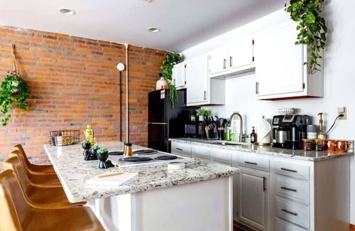 Italian Village Apartment | Free Parking – CLEAN – Top Rated – PRIME Location