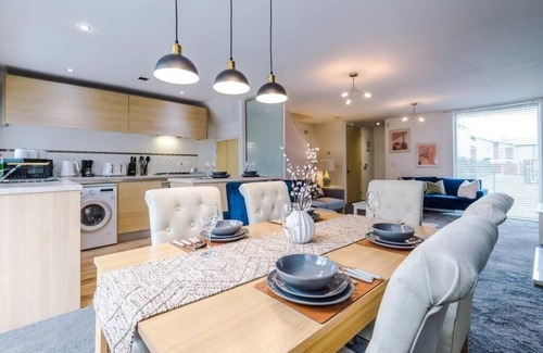 Belle Vue House | Free Parking - Coop Live Arena Etihad & City Centre Stay