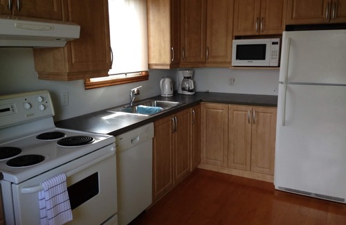 Longueuil Apartment | Free Parking. Cozy, Clean & Bright Apartment.