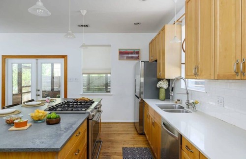 Central East Austin House | Free Parking, East Austin | Corner Cabin - Portoro