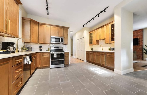 Point Breeze North House | FREE Parking+Games+Netflix +BBQ Near Bakery Square