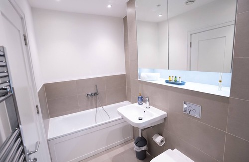 Reading House | Free parking - Garden - Long stays - sleeps 8