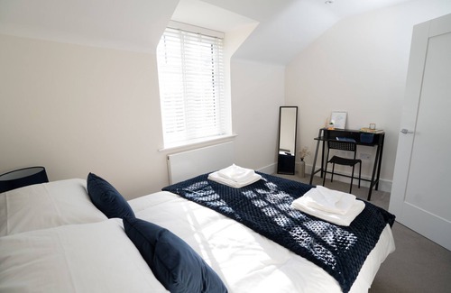 Reading House | Free parking - Garden - Long stays - sleeps 8