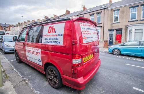 South Shields Apartment | Free Parking, Ideal for Long Term Contractor, etc Stays, Regular Housekeeping Option, 10 min Walk from Beach and Metro 15-20 min Drive to Nissan & Newcastle - Dwellcome Home Ltd 2 DOUBLE Bedroom 3 Bed Apt, Fast WIFI - See our Site for Assurance