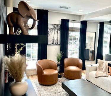 Peachtree Heights West Apartment | Free Parking, King Bed, 75 inch TV, and Luxury Stay