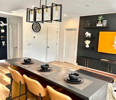 Peachtree Heights West Apartment | Free Parking, King Bed, 75 inch TV, and Luxury Stay