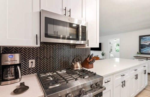 Franklin Park House | Free Parking, Kings Beds, 3 br, South Austin