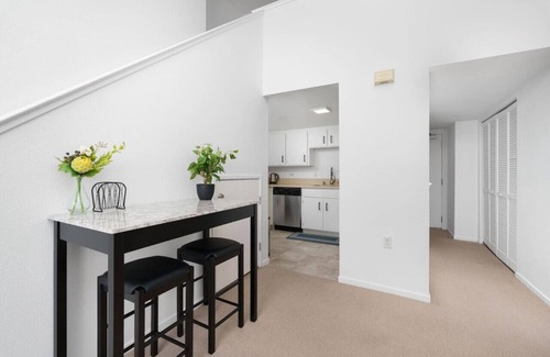 Downtown San Francisco Apartment | FREE Parking l 1.5 Bedroom Loft in Mission/Hayes