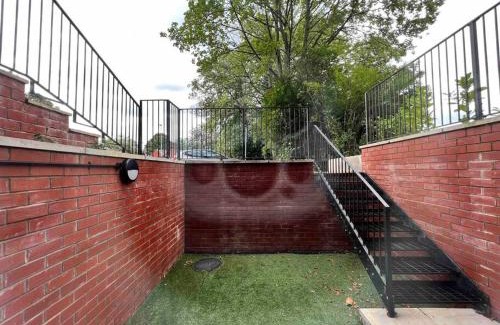 Salford Apartment | FREE PARKING - Lovely 2-BR Flat near Salford Royal