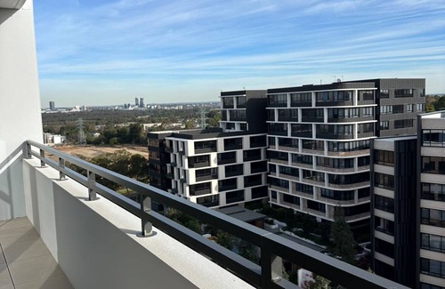 Melrose Park Apartment | FREE Parking Modern 2 bedroom Apt for Family and busiess