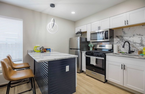 Medical District Apartment | FREE Parking Modern Studio - Downtown Medical District
