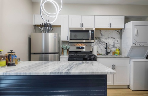 Medical District Apartment | FREE Parking Modern Studio - Downtown Medical District