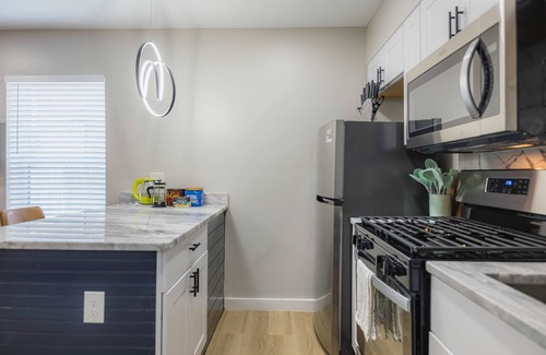 Medical District Apartment | FREE Parking Modern Studio - Downtown Medical District