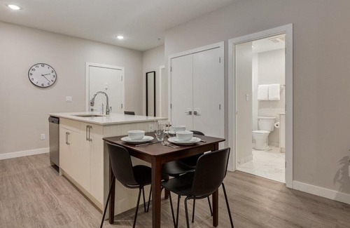 Shaganappi Apartment | Free Parking, Pet Friendly, Close to DT