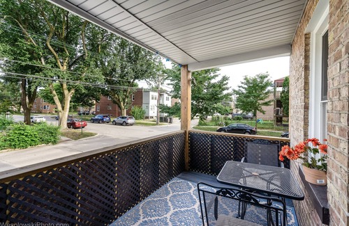 Skokie Condo | Free Parking, Private Terrace Up to 10%off on 30day stay