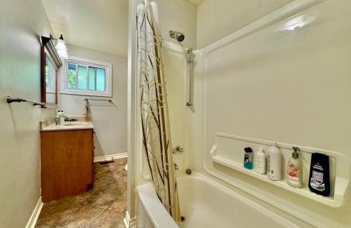 Ottawa Division House | Free parking quiet room close to college