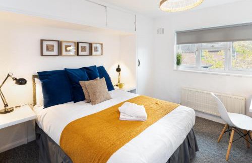 Horfield House | Free Parking Sleeps 7 Garden with Patio Gloucester Road