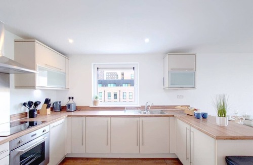 Newham Apartment | Free Parking: Two Bed Apartment London Docklands