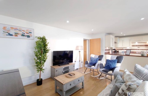 Newham Apartment | Free Parking: Two Bed Apartment with River View