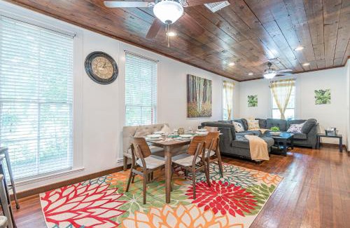Mahncke Park House | Free parking, Walk to Botanical Garden, PS4, Grill, Private fenced backyard, Pets allowed