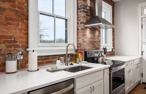 Victorian Village Apartment | Free Parking | Walkable to Cafes | Short North