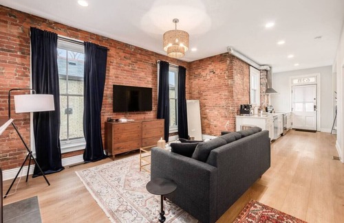 Victorian Village Apartment | Free Parking | Walkable to Cafes | Short North