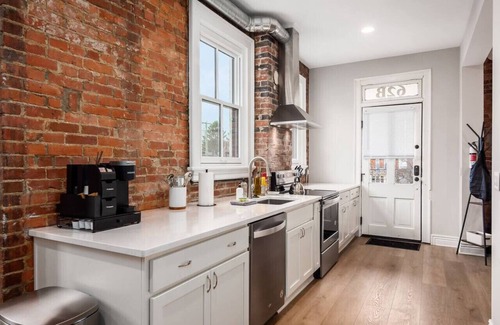 Victorian Village Apartment | Free Parking | Walkable to Cafes | Short North