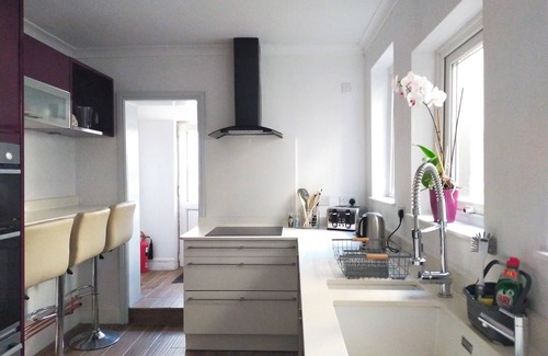 Lancaster House | Free Parking/WIFI 3 bed house, Sleep 6 with 2showers, near Uni and Town centre!