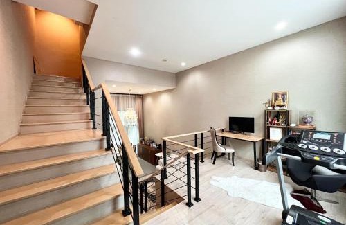 Lat Phrao Apartment | Free pick up/Stunning Luxury Family Home 3B3B
