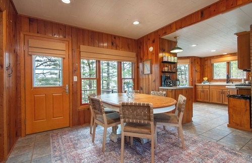 Luck Cabin | FREE Pontoon September Mon - Thursday